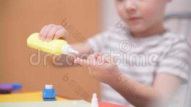在创意工作室，幼儿用纸做手工，幼儿表演折纸